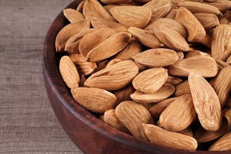 بادام مامایی اصفهان با دانه های درشت و طعم دلنشین